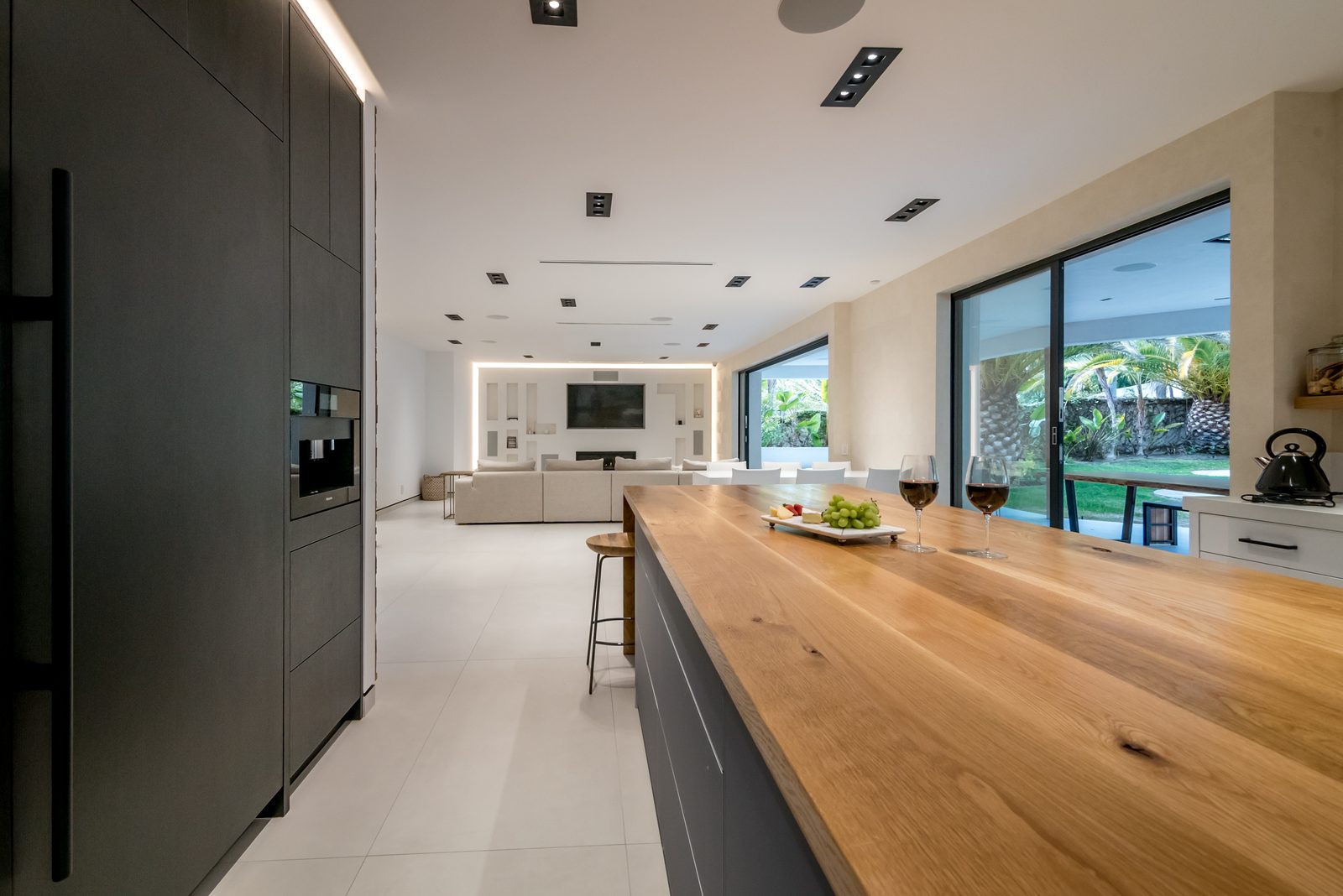 Modern home interior by Friendly Contractor by Preferred Home Builders
